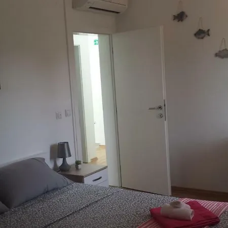Nina Villa *