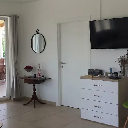 Nina Villa *