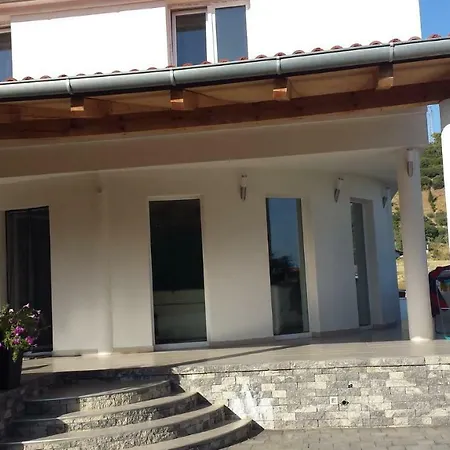 Nina Villa